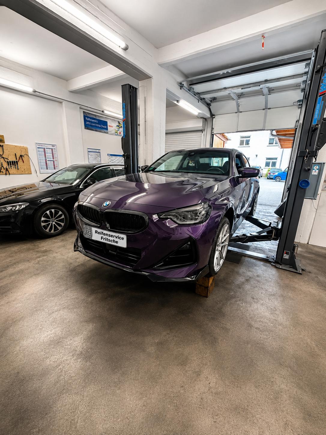 Werkstattplatz mit Hebebühne und BMW